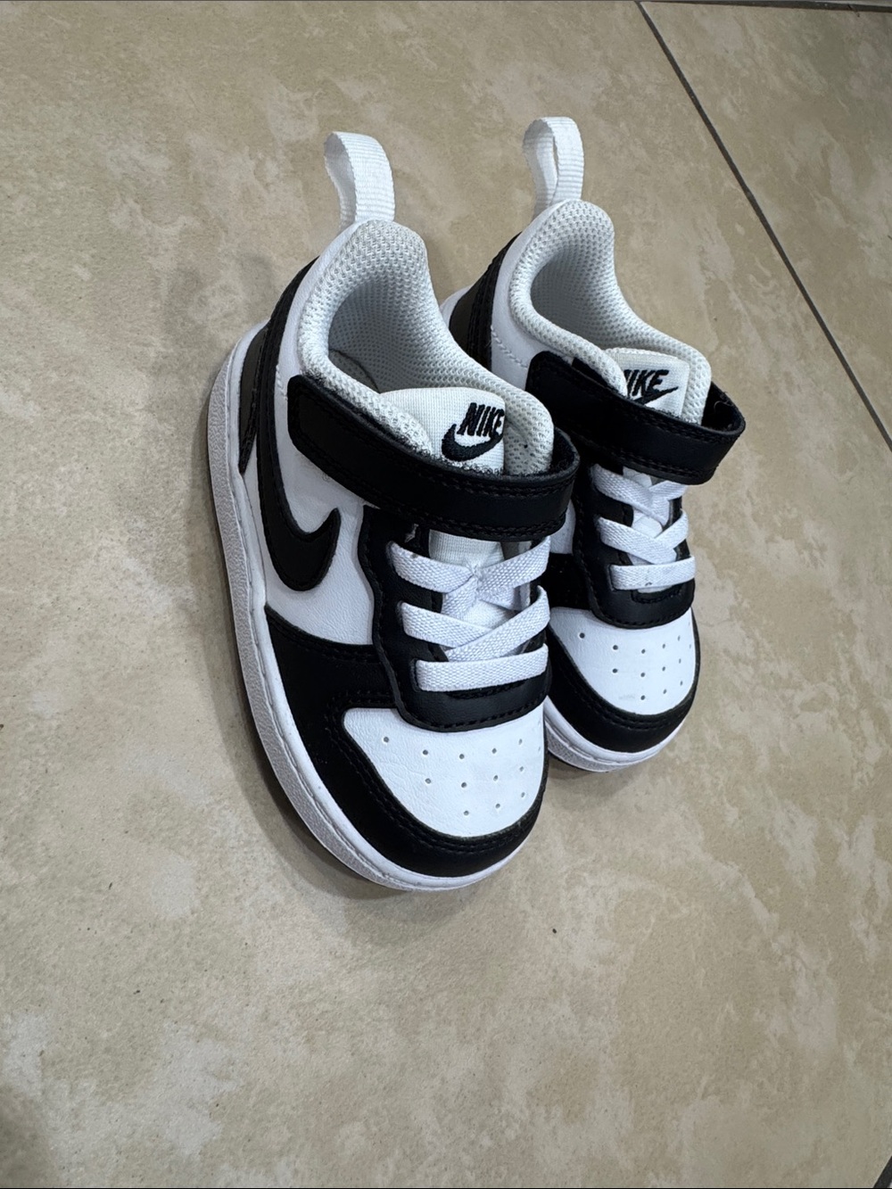 Nike Kids Black and White Low-Top Sneakers with Hook-and-Loop Strap